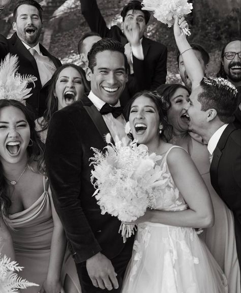 Wedding Group Poses, Wedding Group Photos, Wedding Party Poses, Party Fotos, Family Wedding Photos, Fun Pics, Candid Wedding Photos, Wedding Portfolio, Wedding Photography Styles