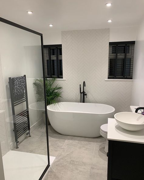 Monochrome Bathroom, Bathroom Inspiration Modern, Upstairs Bathrooms, Bathroom Inspiration Decor, Bathroom Layout, En Suite Bathroom, Bathroom Renos, Bathroom Design Small, Bath Tub