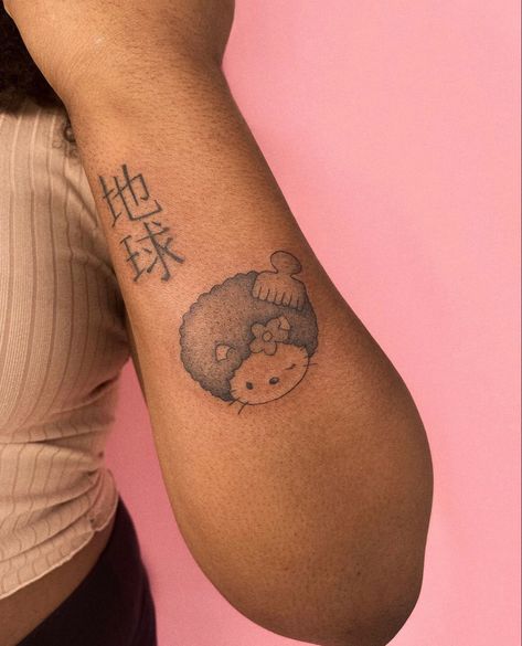 Afro Tattoo, Dark Skin Tattoo, Hello Kitty Design, Cute Hand Tattoos, Hello Kitty Tattoos, Black Girls With Tattoos, Tattoos For Black Skin, Pretty Tattoos For Women, Dope Tattoos For Women