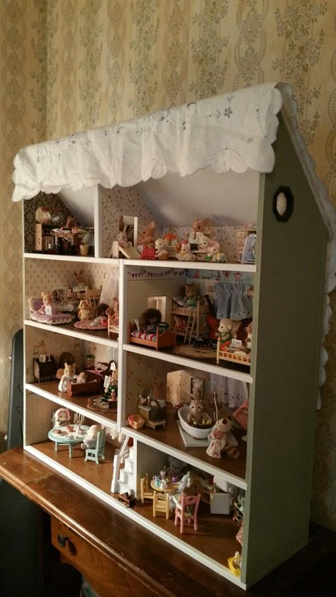 Calico Critters Display Shelf, Calico Critters Dollhouse Diy, Calico Critter Shelf, Sylvanian Families House Diy, Calico Critter Display, Calico Critters Storage Ideas, Calico Critters Display, Calico Critters House, Calico Critter House