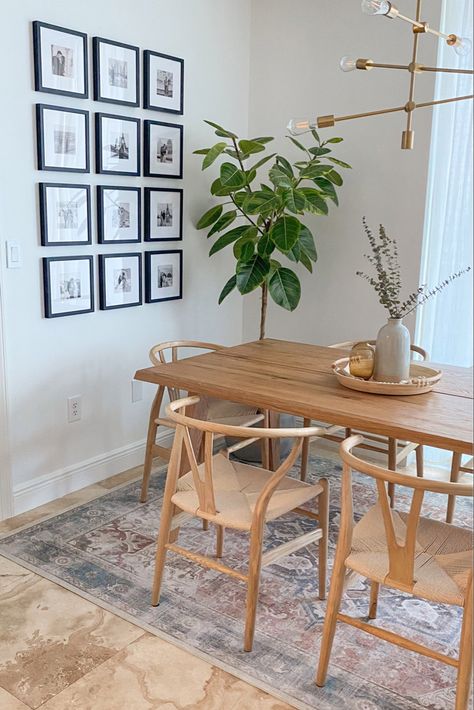 Wishbone Chair Dining, Boho Dining Room Decor, Scandinavian Dining Table, Dining Room Decor Ideas, Scandinavian Dining Room, Boho Dining Room, Dining Rug, Dining Room Table Centerpieces, Dining Room Table Chairs