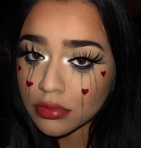 Heartbreak Makeup, Heart Clown Makeup, Maquillage Halloween Simple, Queen Of Hearts Makeup, Halloweenský Makeup, Creepy Halloween Makeup, Cute Halloween Makeup, Halloween Makeup Pretty, Halloween Eye Makeup