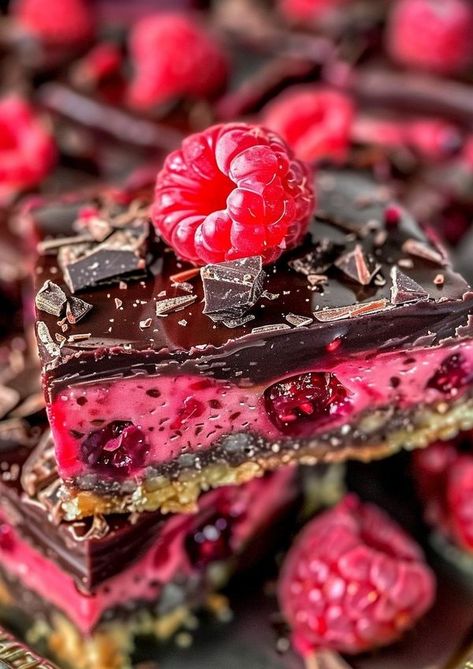 CookeryGems | 𝑫𝒂𝒓𝒌 𝑪𝒉𝒐𝒄𝒐𝒍𝒂𝒕𝒆 𝑹𝒂𝒔𝒑𝒃𝒆𝒓𝒓𝒚 𝑷𝒊𝒆 𝑩𝒂𝒓𝒔 🍫🍇 | Facebook Raspberry Brownie Dessert, Raspberry Pie Bars, Chocolate Raspberry Pie, Raspberry Brownie, Dark Chocolate Raspberry, Raspberry Pie, Pie Bars, Pie Bar, Chocolate Raspberry