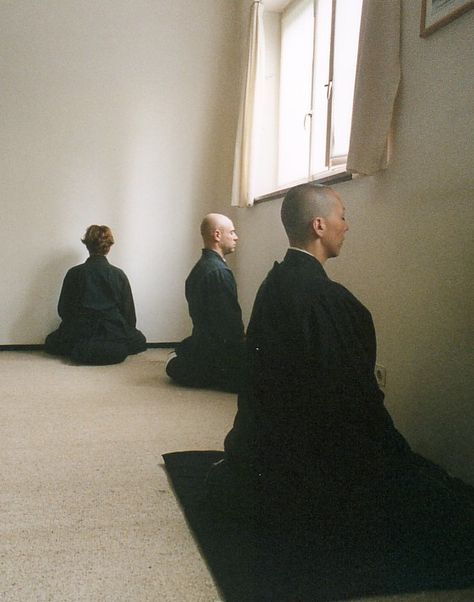 Just sitting. Zazen Meditation, Arte Hippy, Monk Meditation, Buddhist Meditation, Flat Stone, Zen Buddhism, Quiet Place, Zen Meditation, Pose Yoga