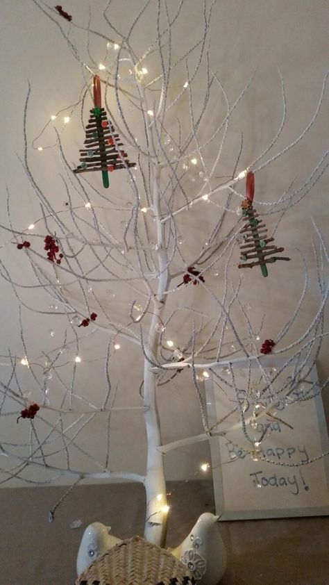 DIY Nature Christmas tree. Palm Tree branch pods, painted white with DIY twig decorations. Branch Christmas Tree Ideas, Dried Tree Branches, Christmas Stage Decorations, Twig Christmas Tree, Dry Tree, Stick Christmas Tree, Painted Branches, Tree Branch Decor, Christmas Stage