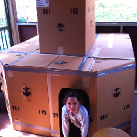 Who among us didn't want a box fort as a kid? Reuse your moving boxes and live vicariously through your kids by building them one! :) Things To Do With Cardboard, Cardboard Box Fort, Cardboard Forts, Box Fort, Indoor Forts, Diy Fort, Backyard Kids Party, Cool Forts, Carillons Diy