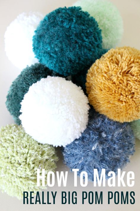 DIY Pom Pom Tutorial - How to Make Really Big Pom Poms Diy Laine, Pom Pom Tutorial, Pompon Diy, Pom Wreath, Pom Crafts, Diy Pom Poms, Pom Pom Rug, Ac New Leaf, Crafts For Teens To Make