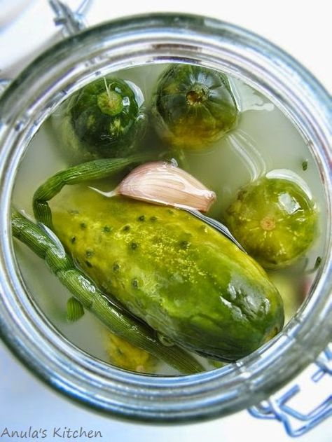 Anula's Kitchen: Polish dill pickles / half-sour cucumber -> ogórek... Pickle Vodka, Dill Pickle Recipe, Sour Pickles, Dill Recipes, Fermented Pickles, Healthy Probiotics, Raw Potato, Vodka Recipes, Dill Pickles