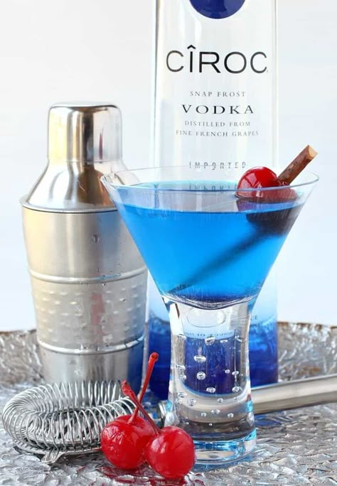 Blue Martini Recipe, Curacao Drink, Blue Curacao Drinks, Martini Recipes Vodka, Ciroc Vodka, Blue Martini, Blue Drinks, Martini Recipe, Vodka Martini