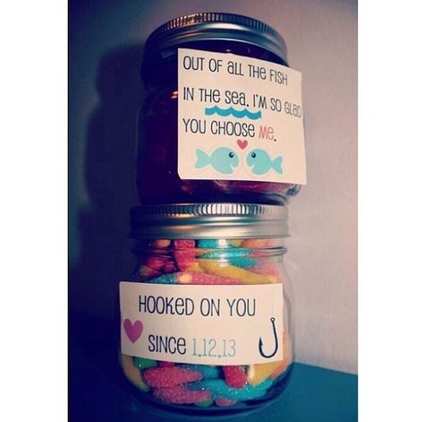 This is a perfect gift for maybe a high school or middle school relationship. Maybe even just a couple that likes the beach or ocean Homemade Valentine, Valentines Bricolage, Fish In The Sea, Bf Gifts, Jar Ideas, Homemade Valentines, Cadeau Diy, Mood Songs, Clever Diy