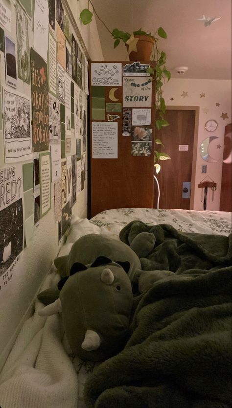 Dark Green Dorm Room, Dark Green Dorm Room Ideas, Green Dorm Room, Dorm Room Layouts, College Dorm Room Inspiration, Comfy Bedroom, Dorm Inspo, Uni Room, Cosy Room