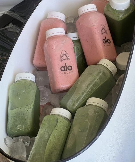 A white container filled with ice and pink and green bottles smoothies. Matcha Bars, Delicious Smoothie Recipes, Wellness Club, Smoothie Bar, Healthy Lunch Ideas, Malibu Barbie, Dairy Products, Pilates Studio, Healthy Girl