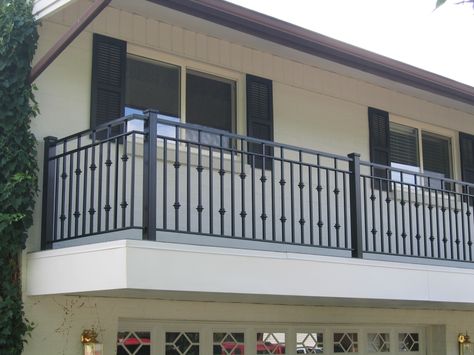 Outdoor Porch Railing, Porch Railing Ideas, Railing Outdoor, Porch Rails, Porch Railing Designs, Metal Porch, Iron Balcony Railing, Indoor Railing, Front Porch Railings