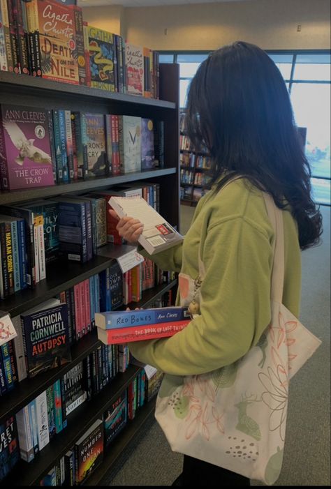 Barnes And Noble Photoshoot, Barnes And Noble Aesthetic, Reading Girl, Bookish Aesthetic, Lifestyle Books, Life After High School, College Motivation, Fun Lifestyle, Reading Aesthetic