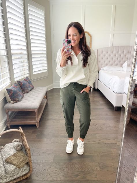 Jogger Pants Outfit Casual, Cargo Joggers Outfits Women, Olive Green Cargo Pants Outfit, Green Joggers Outfit, Cargo Joggers Outfits, Cargo Outfits Women, Jogger Outfit Casual, Womens Joggers Outfit, Olive Jogger Pants