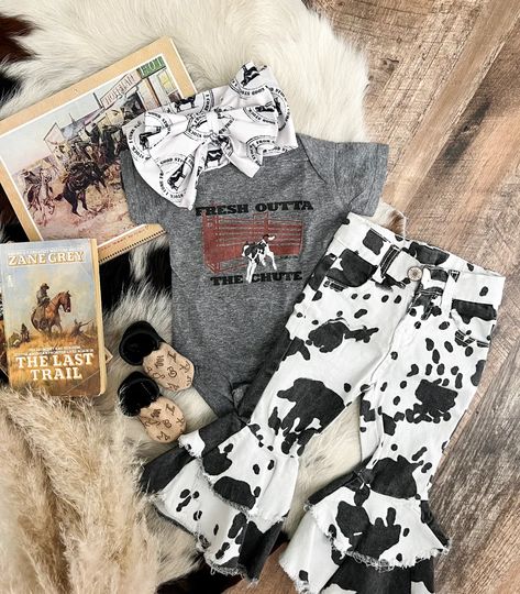 Western Baby Clothes, Country Baby Girl, Western Kids, Cow Nursery, Baby Clothes Country, Cow Baby Showers, Mom Daughter Outfits, Western Baby, Hippie Baby