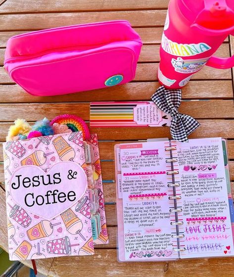 Bible Diy Crafts, Bible Flip Through, Cute Bible Study, Bible Study With Friends, Bible Cover Ideas, Bible Goals, Bible Study Bag, Colorful Bible, Pretty Bible