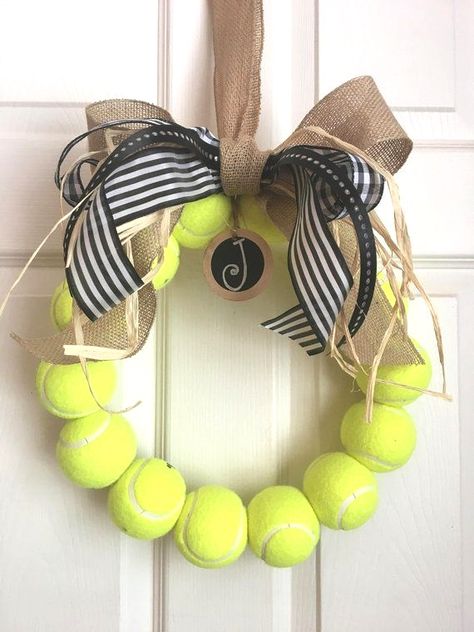 Tennis Racket Art, Tennis Ball Crafts, Tennis Decorations, Tennis Crafts, Tennis Party Decorations, Tennis Christmas, Tennis Party, Ball Wreath, Tennis Life