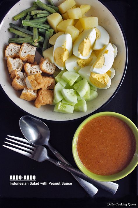 Indonesian Salad, Sup Sayur, Salad With Peanut Sauce, Penang Food, Menu Diet, Makanan Rendah Kalori, Peanut Sauce Recipe, Spicy Peanut Sauce, Berbuka Puasa