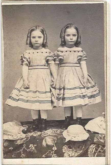 This site exists to discredit the idea of the Victorian standing post mortem photo. Post mortem photos do exist, but none of them are stand alone. Post Mortem Pictures, Vintage Children Photos, Creepy Photos, Vintage Twins, Victorian Photos, Old Photography, Off Shoulder Dresses, Identical Twins, Post Mortem