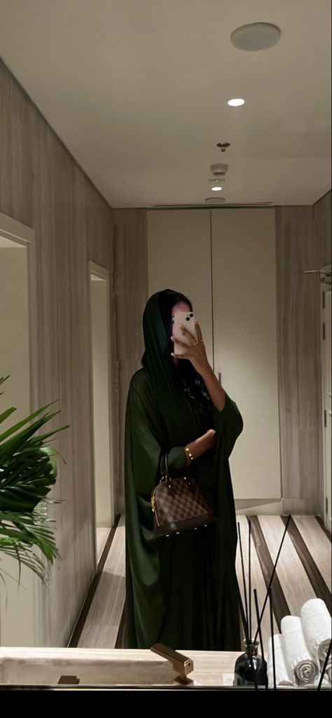 Emerald Green Abaya Outfit, Abaya Girl Aesthetic, Aesthetic Abayas, Dark Green Abaya, Abayas Aesthetic, Casual Abaya Outfits, Abaya Aesthetic, Green Abaya, Khaleeji Lifestyle