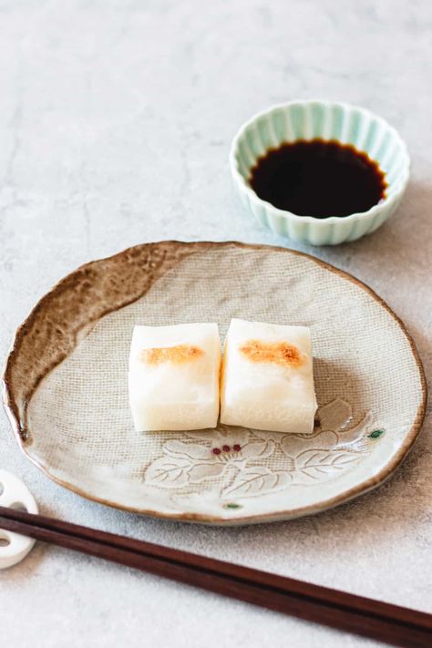 Yaki Mochi, Asian Sides, Japanese Rice Cake, Grilled Rice, Sweet Soy Sauce, Mochi Recipe, Delicious Rice, Healthy Vegan Snacks, Japanese Snacks