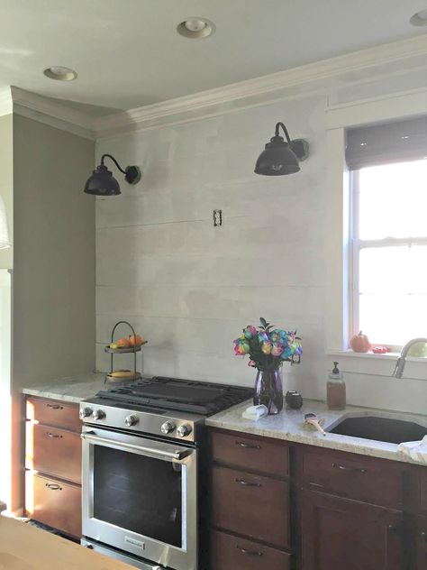 How to install a hardiplank (cement fiber board) planked backsplash wall in the kitchen. How To Hang Cabinets, Kitchen Wall Shelf Ideas, Budget Layout, Hanging Kitchen Cabinets, Diamond Backsplash, Kitchen Cabinets And Backsplash, Backsplash Cheap, Stove Ideas, Hardie Board