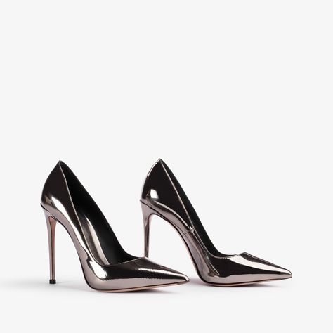 The iconic Eva pumps by Le Silla epitomize Italian style and timeless elegance. The sophisticated 120 mm stiletto heel adds a touch of refinement and grace with every step. However, what truly makes this model unique is its eccentric upper, crafted in a sophisticated metallic pewter material, an essential shade for the season. The Eva pump is the perfect companion for every occasion, from everyday life to the most exclusive events. Refined and chic, it represents the ideal choice for those ... Very High Heels, Metallic Pumps, Heeled Pumps, Shoes Heels Classy, Beautiful High Heels, Mid Heel Sandals, Cream Shoes, Luxury Purses, Elegant Shoes