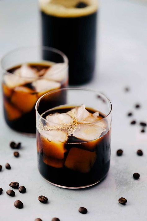 How to make Homemade Cold Brew in glasses. Best Cold Brew Coffee, Make Iced Coffee, Espresso Martini Recipe, Cold Brew Coffee Concentrate, Best Iced Coffee, Cold Brew Recipe, Organic Coffee Beans, Low Acid Coffee, Cold Brew At Home