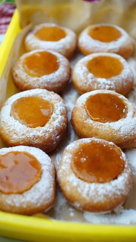 FLAN FILLED DOUGHNUTS Flan Donut, Flan Cookies, Doughnut Filling, Asian Deserts, Christmas Cookie Recipes Holiday, Famous Desserts, Doughnut Shop, Creme Brûlée, Custard Cake