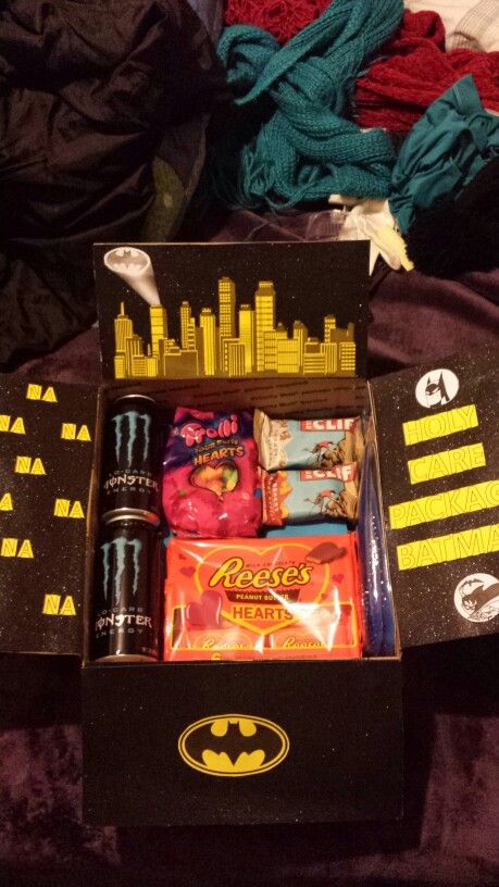 Batman care package for my marine :) hope he likes all this junk! There's like 8 more cans of Monsters under everything, this is actually like a day's worth for him 😒💓 Birthday Presents For Brother, Presents For Brother, Ideas For Birthday Presents, Batman Valentines, Batman Crafts, Birthday Present For Brother, Ideas For Birthday Gifts, Batman Gifts, Boyfriend Gift Basket