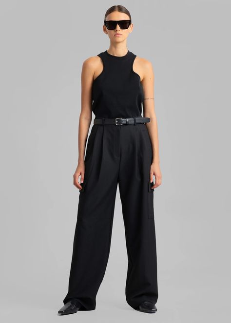 20 Trendy Ways to Style Your Wide-Leg Pants Black Cargo Pants Work Outfit, Cargo Pants Work Outfit, Oversized Black Pants, Employee Outfit, Style Wide Leg Pants, Work Outfit Office, The Frankie Shop, Suiting Fabric, Frankie Shop