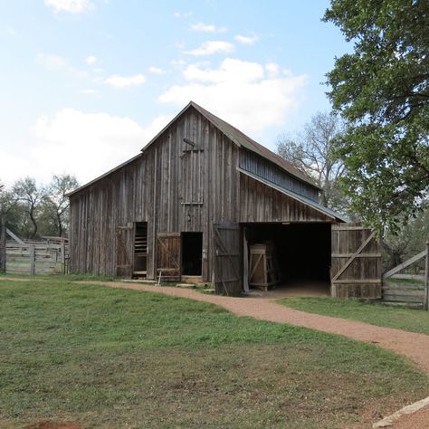 Old Barns Rustic, Barn Aesthetic, Barn Builders, Old Barn Doors, Barn Photography, Barn Storage, Barn Pictures, Country Barns, Wooden Barn