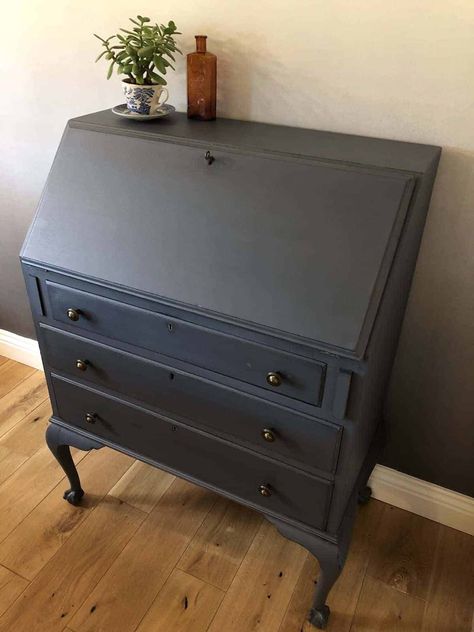 Bureau Upcycle, Shabby Chic Drawers, Vintage Secretary Desk, Furniture Portfolio, Flat Interior Design, Upcycle Dresser, Diy Dresser Makeover, Small Chest Of Drawers, Upcycled Furniture Diy