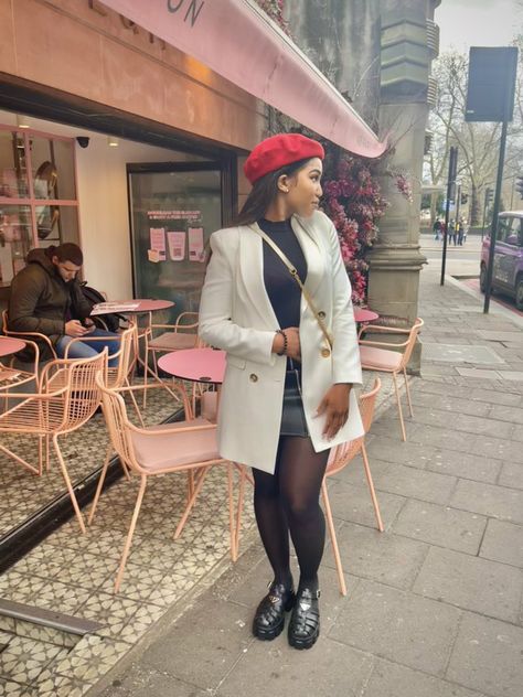 Beret And Blazer Outfit, Outfits With Beret Hats Black Women, Outfit With Beret Hat, French Hat Outfit, Outfit With Beret, Baret Outfit, Beret Hat Outfit, Beret Outfit, Winter Fashion Outfits Casual