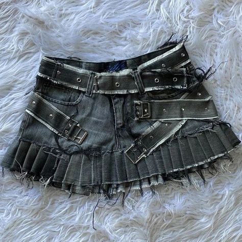 How To Make Denim Skirt From Jeans, Upcycle Skirt, Distressed Outfit, Custom Skirt, Distressed Skirt, Skirt Jeans, Dark Outfits, Upcycle Jeans, Sewing Skirts