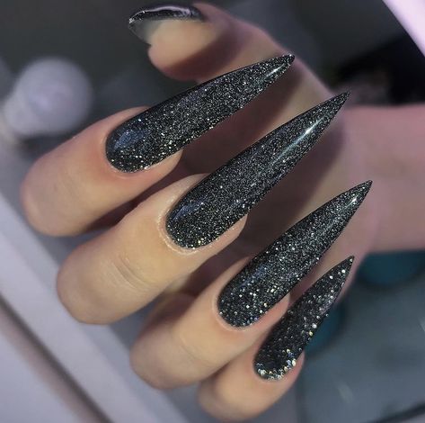 Black Nails With Glitter, Black Stiletto Nails, Black Coffin Nails, Long Stiletto Nails, Sharp Nails, Long Stiletto, Goth Nails, Stiletto Nails Designs, Glow Nails