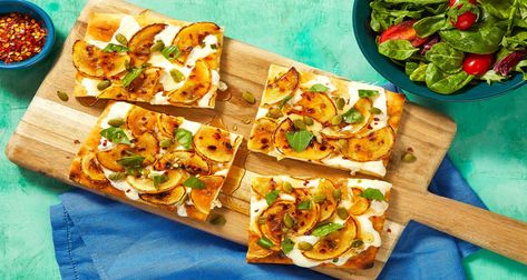 Mozzarella Flatbread, Hellofresh Vegetarian, Flatbread Pizzas, Pizzas Recipe, Flatbread Pizza Recipes, Tostada Recipes, Mushroom Sauce Recipe, Hello Fresh Recipes, Creamy Mushroom Sauce