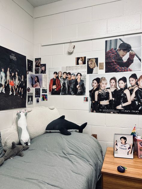 #kpop #kpopposters #walldecoration #gidle #everglow #itzy #purplekiss #darkaesthetics #aesthetic Bedroom Kpop Aesthetic, Room Ideas For Kpop Fans, Dark Kpop Room Aesthetic, Kpop Fan Aesthetic Room, Room Ideas Aesthetic Anime And Kpop, Wall Poster Decor, Kpop Wall, Itzy Kpop, Kpop Room