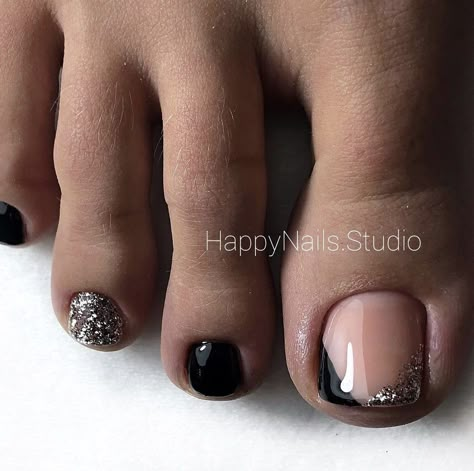 Black And Gold Pedicure, Toes Nails Colors, Toe Nail Designs For Summer, Toes Nail Art, Gold Toe Nails, Foot Nail Art, Fall Toe Nails, Easy Toe Nail Designs, Feet Nail Design