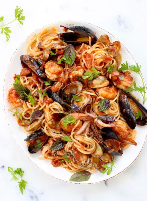 Frutti Di Mare Recipe, Seafood Spaghetti, Cioppino Recipe, Seafood Risotto, Seafood Pasta Recipes, Seafood Pasta, Seafood Dinner, Spaghetti Recipes, Linguine