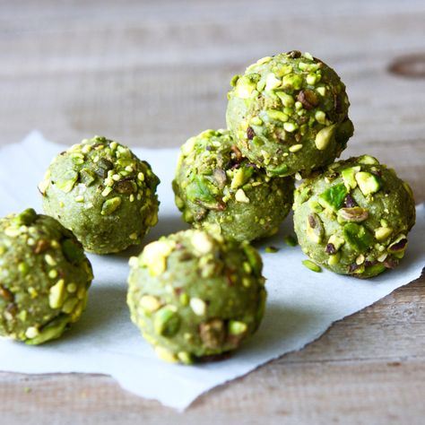 MATCHA PISTACHIO BLISS BALLS This recipe comes from our lovely friend Lilian of Real Food Healthy Body. A fellow lawyer turned foodtrepreneur, we couldn't Matcha Pistachio, Matcha Recipe, Bliss Balls, Matcha Green Tea Powder, Raw Desserts, Low Calorie Snacks, Protein Ball, Balls Recipe, Matcha Green Tea