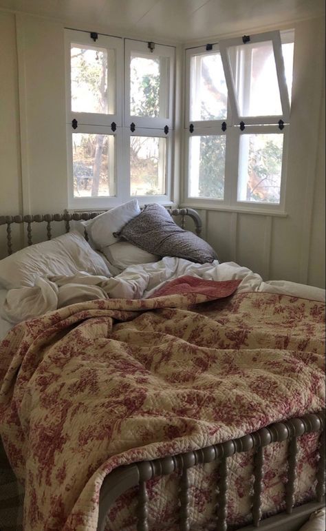 Making Your Bedroom Cozy, Making The Bed Aesthetic, Big Comfy Bed, Comfy House, Cosy Room, Aesthetic Rooms, Dreamy Room, Dream Room Inspiration, Cute Room Decor