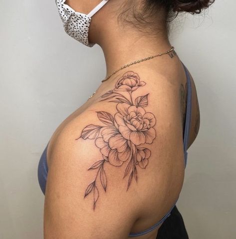 Mummy Makeover, Feminine Shoulder Tattoos, Women's Shoulder Tattoo, Floral Tattoo Shoulder, Small Shoulder Tattoos, Band Tattoos, Neck Tattoos Women, Tattoos For Women Flowers, Flower Tattoo Shoulder