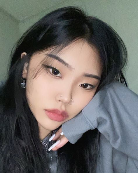 Makeup Asia, Random Vibes, 사진 촬영 포즈, School Makeup, Cute Makeup Looks, Asian Eye Makeup, Uzzlang Girl, Asian Makeup, Girls Makeup