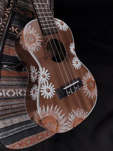 Cute Guitar Design, Ukelele Painted Aesthetic, Painted Guitars Ideas Aesthetic, Ukulele Design Painted, Decorated Guitar, Ukulele Painting Ideas, Painted Guitar Acoustic, Hand Painted Guitar, Painted Guitar