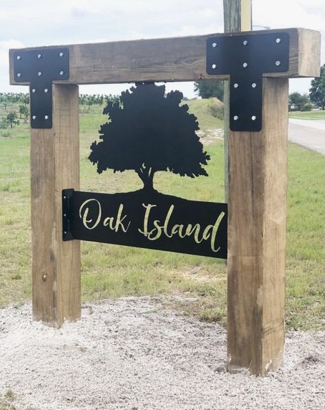 Farm Gate Signs Entrance, Country Style Landscape Ideas, Driveway Entrance Sign Ideas, Metal Address Signs Outdoor Farmhouse, Driveway Entry Signs, Outdoor Electrical Panel Cover Ideas, Property Sign Ideas, Rustic Driveway Entrance Landscaping, Address Sign Ideas Driveway Farmhouse