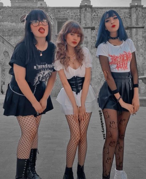 Jean Shorts And Fishnets Outfit, Shorts And Fishnets Outfits, Fishnet Outfit Baddie, Grunge Closet, Fishnets Outfit, Shorts And Fishnets, Black Shorts Fashion, Fishnet Outfit, Outfit Baddie