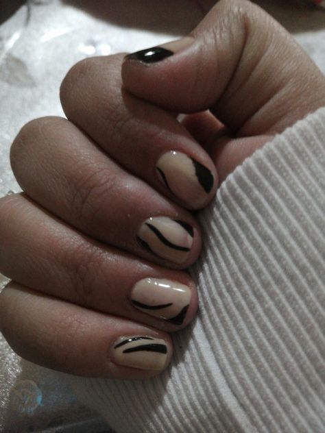 Nude con detalles negros brillante Nails, Bonito