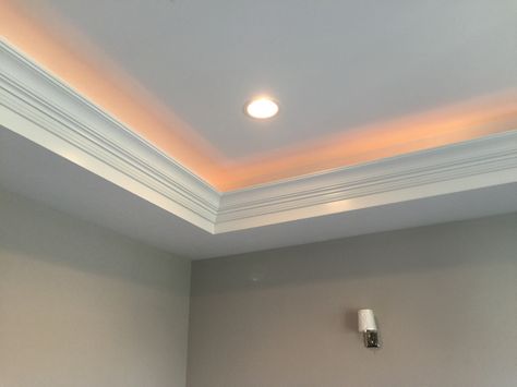 Cornice False Ceiling, Living Room Tray Ceiling, Recessed Lighting Layout, Coffer Ceiling, Android Wallpaper Black, Wall Molding Design, Plaster Ceiling Design, False Ceiling Bedroom, Tv Cabinet Design